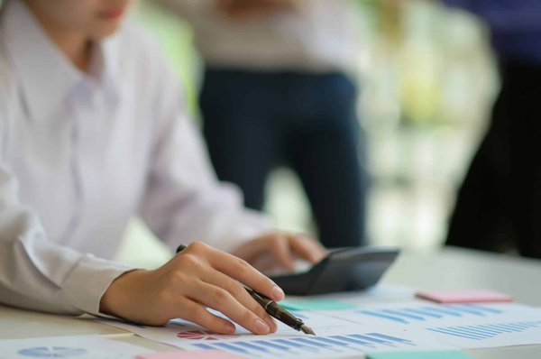 Comment une crise économique globale pourrait-elle influencer le marché immobilier local?